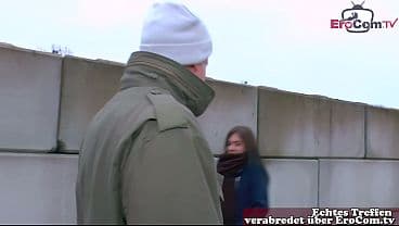 Deutsche dunne Schlampe auf der Straße zum Fremdgehen uberredet