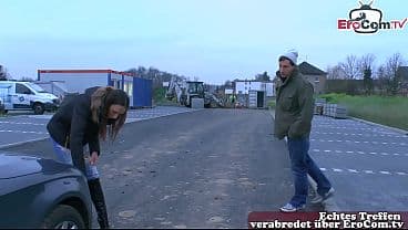 Dunne Frau von Nebenan auf der Straße zum Sex uberredet